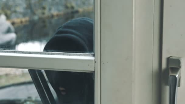 Levye ile maskeli hırsız — Stok video