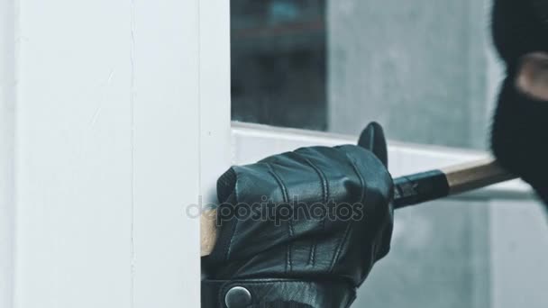 cambrioleur masqué avec pied de biche 