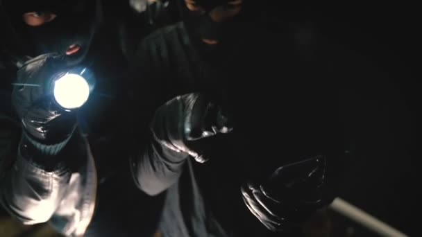 スマート フォンを使用してマスク強盗 — ストック動画