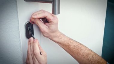 Hırsız maymuncuğunu aracı ile