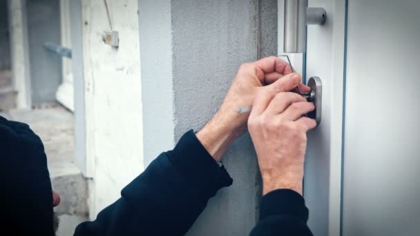 Burglar with lockpick tool — Stock Video