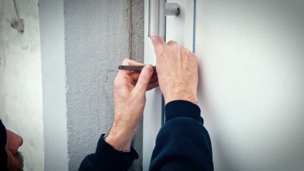 Burglar with lockpick tool — Stock Video