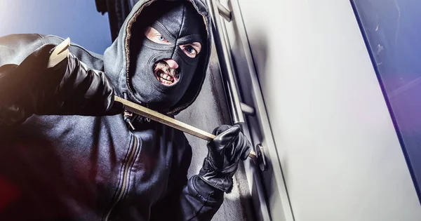 Maskerade inbrottstjuv med kofot — Stockfoto
