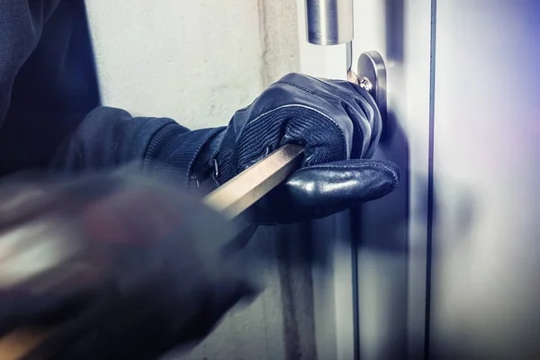 Ladrón enmascarado con palanca — Foto de Stock