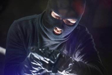 Tabanca tabanca ile maskeli hırsız