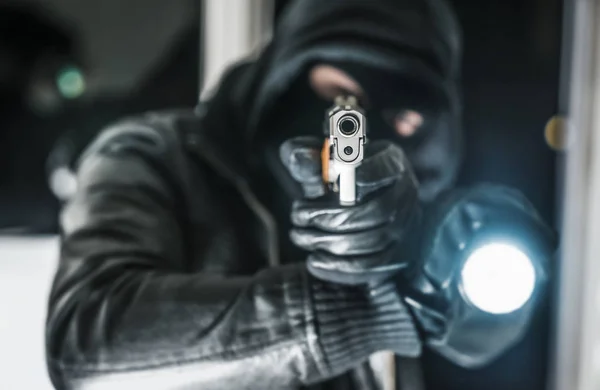 Maskerade inbrottstjuv med pistol pistol — Stockfoto