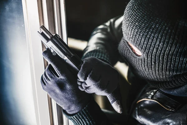 ピストル銃を持つ覆面をした強盗 — ストック写真
