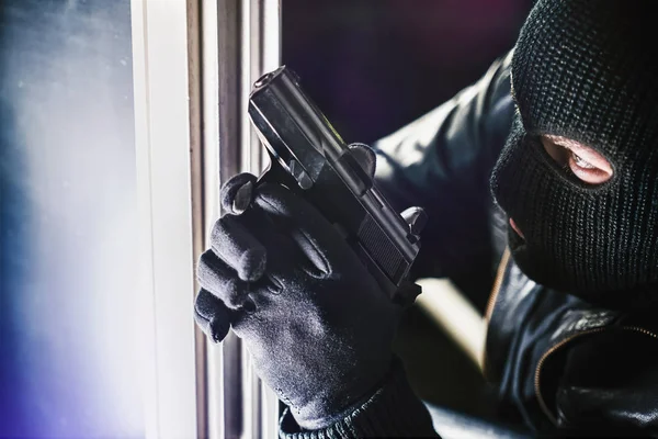 Maskierter Einbrecher mit Pistole — Stockfoto