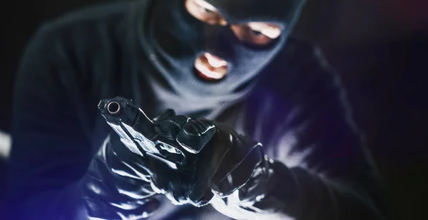 Maskierter Einbrecher mit Pistole — Stockfoto