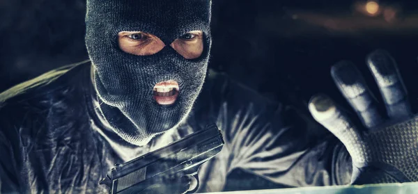 Tabanca tabanca ile maskeli hırsız — Stok fotoğraf