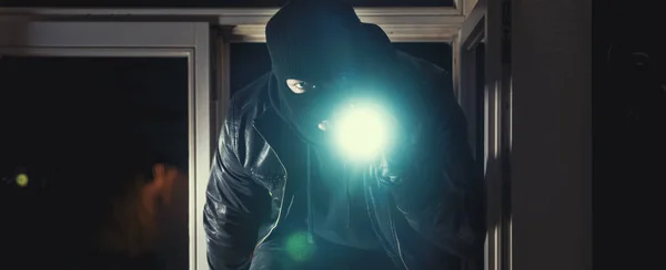Burglar breaks into house at night — Stock Photo, Image