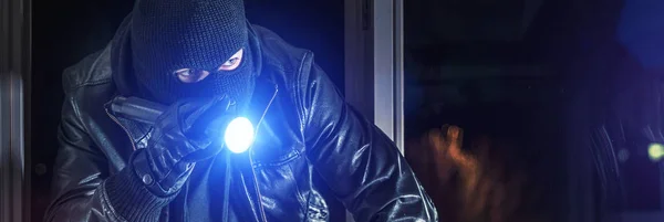 Burglar breaks into house at night — Stock Photo, Image