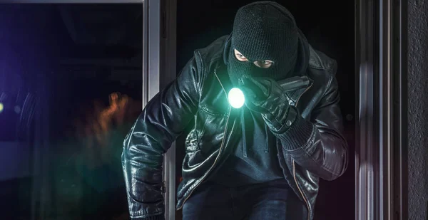 Assaltante invade casa à noite — Fotografia de Stock