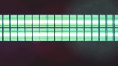 Neon ışıkları yanıp sönüyor, ısınıyor