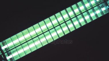 Neon ışıkları yanıp sönüyor, ısınıyor
