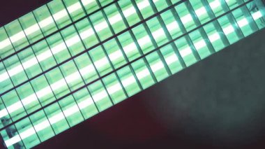 Neon ışıkları yanıp sönüyor, ısınıyor