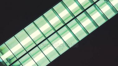 Neon ışıkları yanıp sönüyor, ısınıyor
