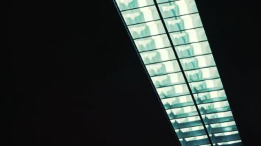 Neon ışıkları yanıp sönüyor, ısınıyor
