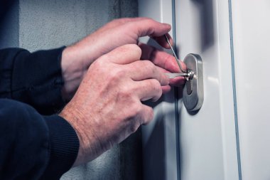 Davetsiz misafir ya da hırsız maymuncuğunu aracı ile