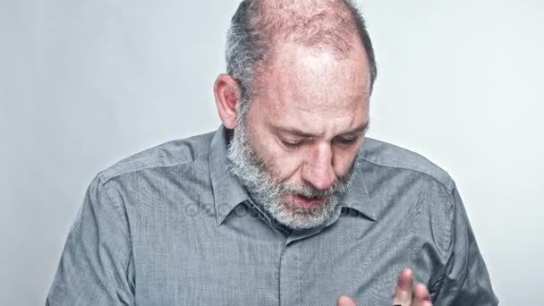 Uomo d'affari depresso tenta di spararsi — Video Stock