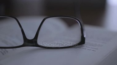 eski kitap üstünde okul sırası ile modern gözlük