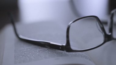 eski kitap üstünde okul sırası ile modern gözlük