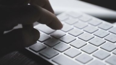 Bilgisayar klavyesinde elle yazma 