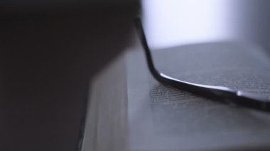 eski kitap üstünde okul sırası ile modern gözlük