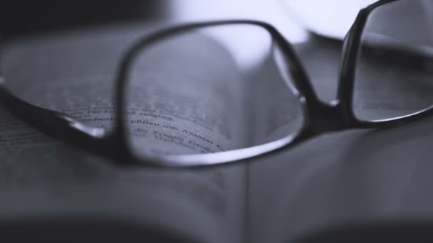 Régi könyv-a iskolapad-val modern szemüveg — Stock videók