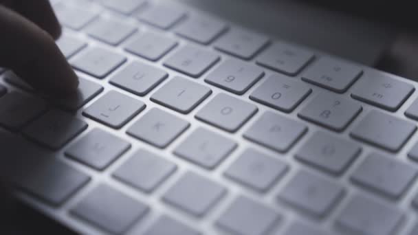 Tapez à la main sur le clavier de l'ordinateur