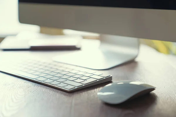 Ordenador en el escritorio en la oficina de trabajo hipster — Foto de Stock