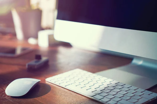 Ordenador en el escritorio en la oficina de trabajo hipster —  Fotos de Stock