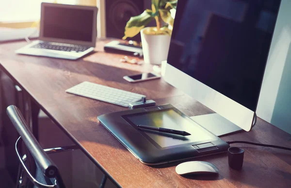 Ordinateur de bureau dans un bureau branché — Photo