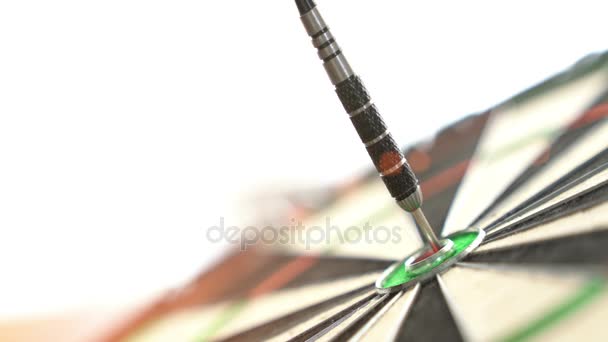 Darten raken de bulls eye op een dartbord — Stockvideo