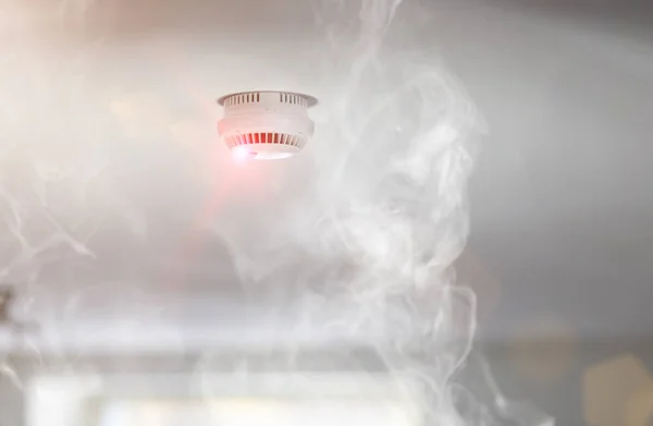 Детектор диму в квартирі — стокове фото