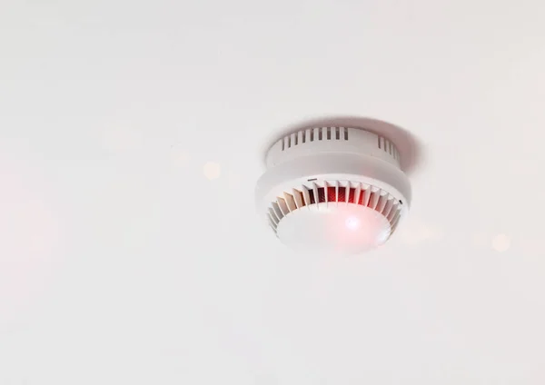 Smoke detector in apartment — Stock Photo, Image