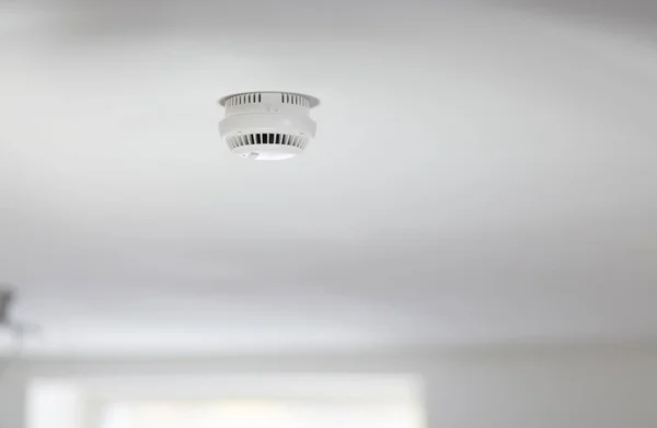 Smoke detector in apartment — Stock Photo, Image