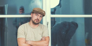 Oda boyamak için ressam rulo ve fırça ile çalışma