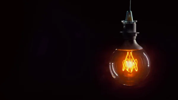 Винтажная лампочка на тёмном фоне — стоковое фото