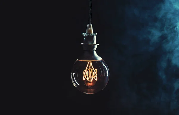 Vintage lightbulb σε σκούρο φόντο — Φωτογραφία Αρχείου