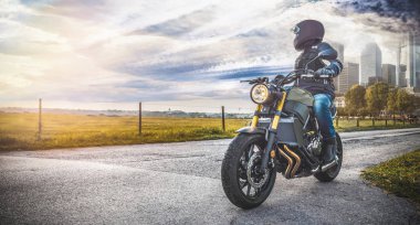 adam yolda sürme motosiklet üzerinde