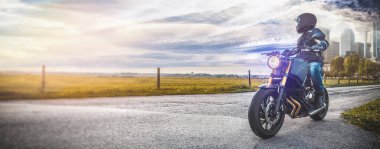 adam yolda sürme motosiklet üzerinde