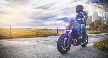 adam yolda sürme motosiklet üzerinde