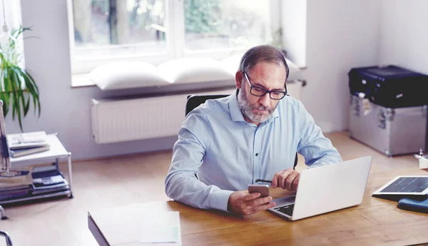 Directeur créatif assis dans le bureau moderne — Photo