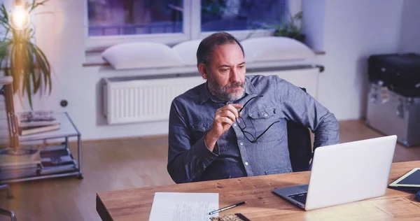 Kreativdirektor sitzt in modernem Büro — Stockfoto