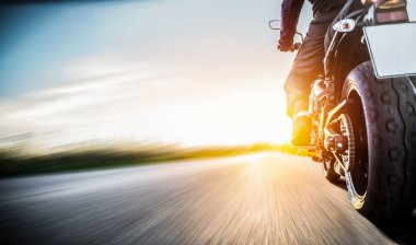 adam yolda sürme motosiklet üzerinde