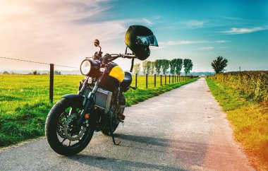 adam yolda sürme motosiklet üzerinde