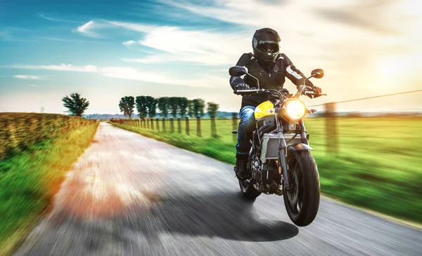 Człowiek na motocykl, jazda na drogach — Zdjęcie stockowe