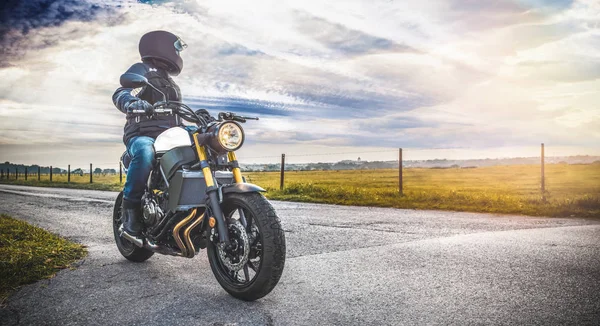 Hombre en moto montar en el camino —  Fotos de Stock