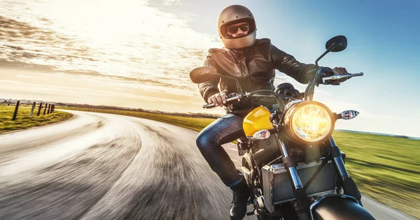 Mann auf Motorrad unterwegs — Stockfoto